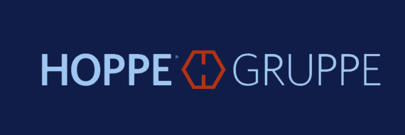 Hellblaue Schrift „HOPPE GRUPPE“ mit rotem Symbol auf dunkelblauem Hintergrund.