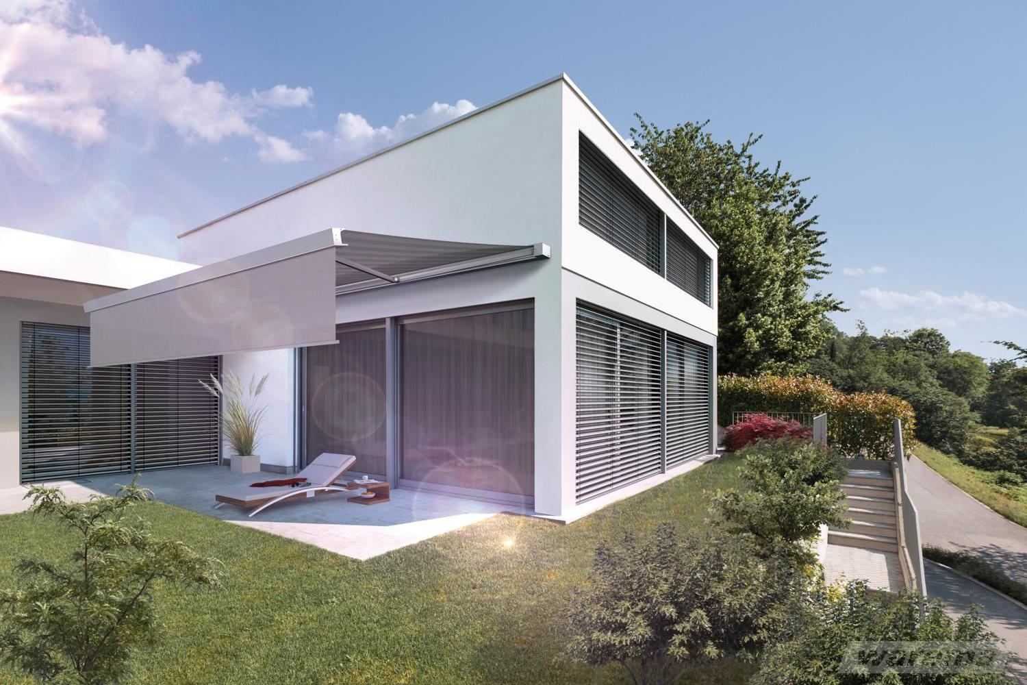 Modernes Flachdachhaus mit großer Glasfront, Außenjalousien und ausfahrbarer Markise auf einer sonnigen Terrasse mit Garten.